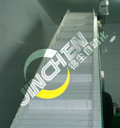 一臺爬坡網帶輸送機